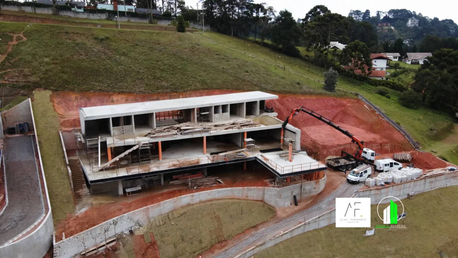 Obra de engenharia civil em terreno de montanha com contenções e fundações